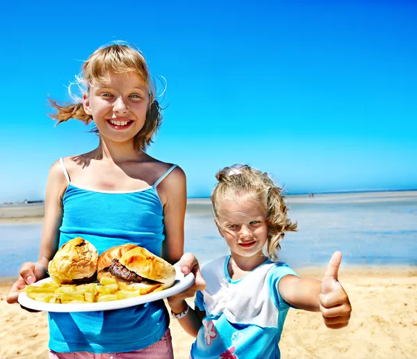 Bambino che mangia fast food . — Foto Stock