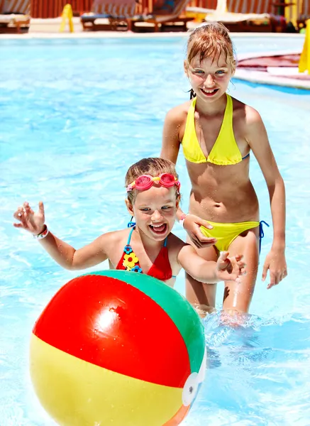 Діти купаються в басейні . — стокове фото