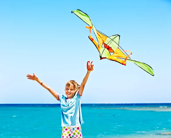 Kid volando cometa al aire libre . —  Fotos de Stock