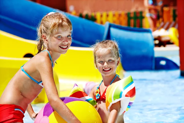 Kind op Wasser Rutsche op aquapark. — Stockfoto