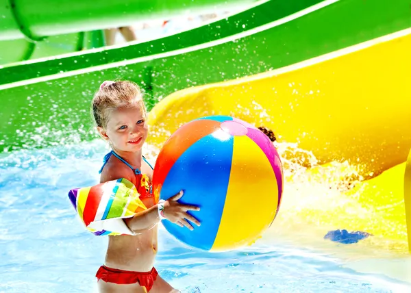 Kind auf Wasserrutsche im Aquapark. — Stockfoto