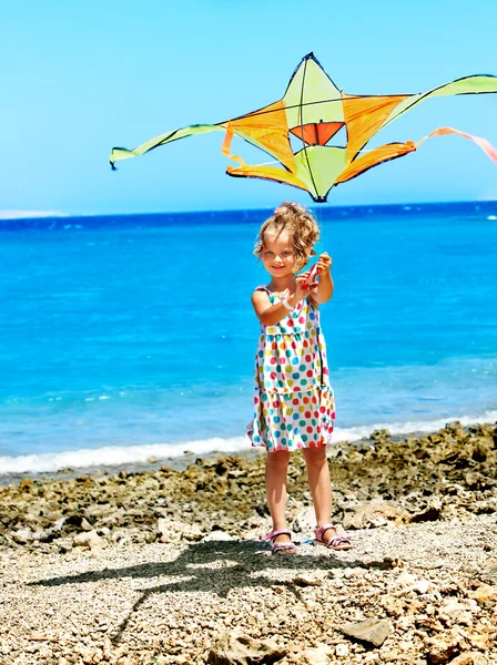 Kid flying kite outdoor. — Zdjęcie stockowe