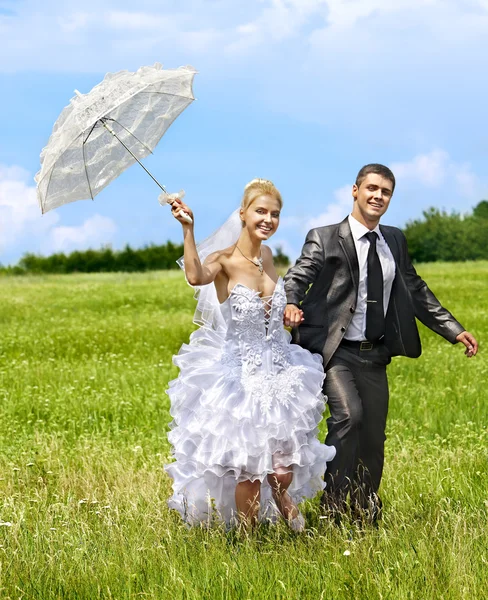 Bride and groom summer outdoor. — Stock Photo, Image