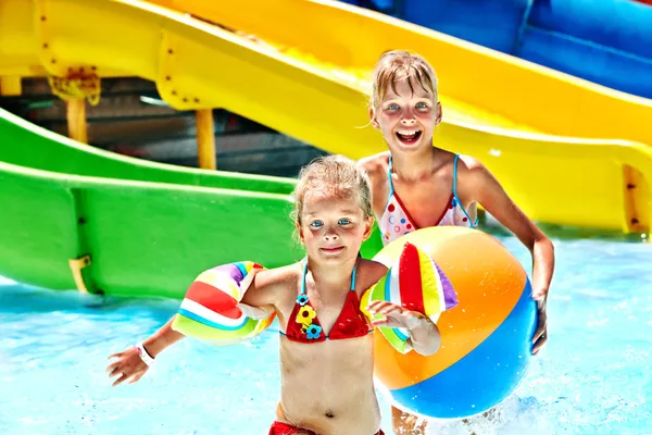 Niño en tobogán acuático en aquapark . — Foto de Stock