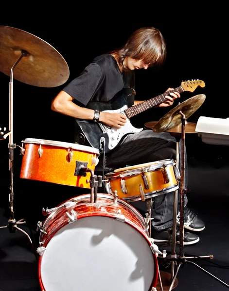 Män spelar gitarr. — Stockfoto