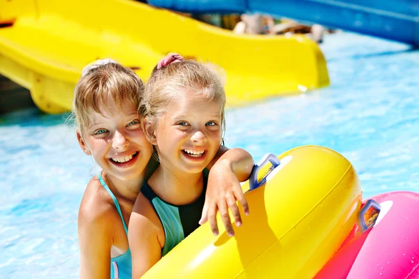 Bambino sullo scivolo d'acqua all'aquapark . — Foto Stock