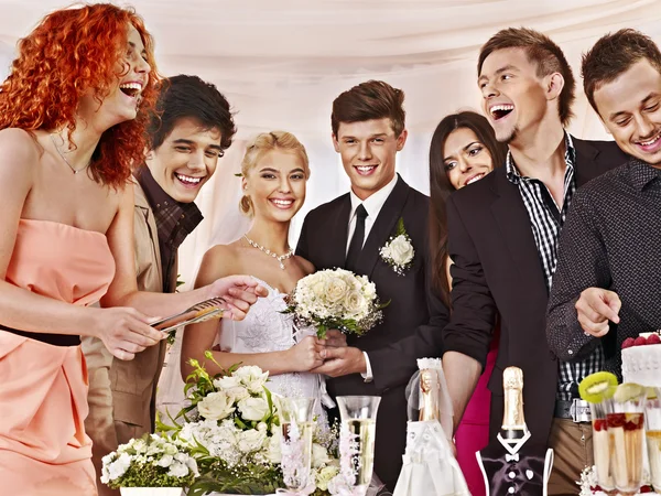 Groupe à la table de mariage . — Photo