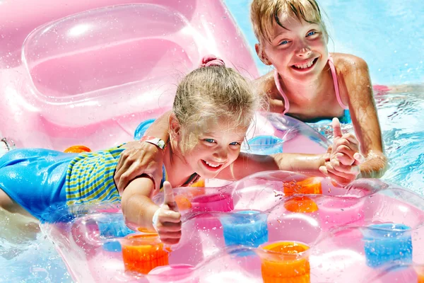 Crianças nadando no colchão inflável da praia . — Fotografia de Stock