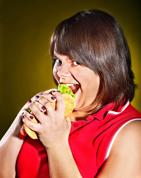 Frau isst Hamburger. — Stockfoto