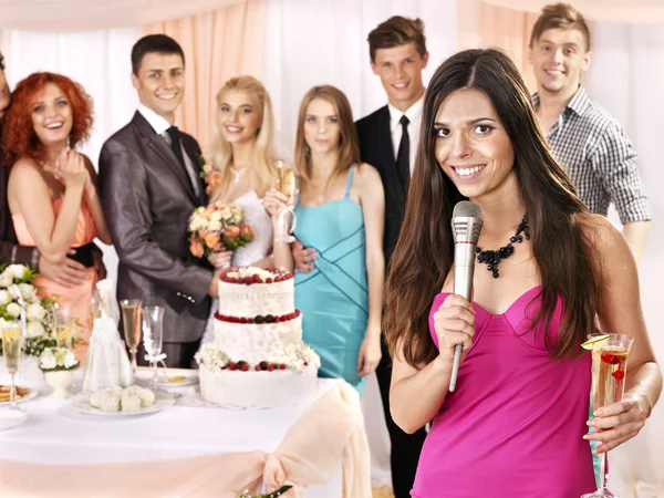 Gruppe bei Hochzeit singt Lied. — Stockfoto