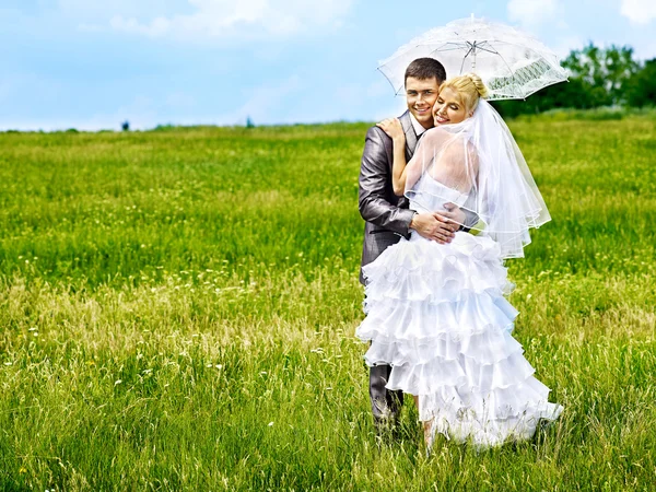 Noiva e noivo verão ao ar livre . — Fotografia de Stock