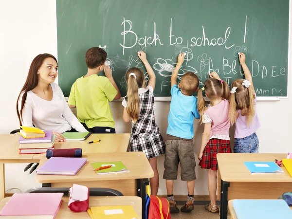 Kinderen schrijven op blackboard. — Stockfoto