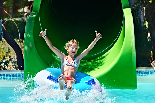 Kind auf Wasserrutsche im Aquapark. — Stockfoto