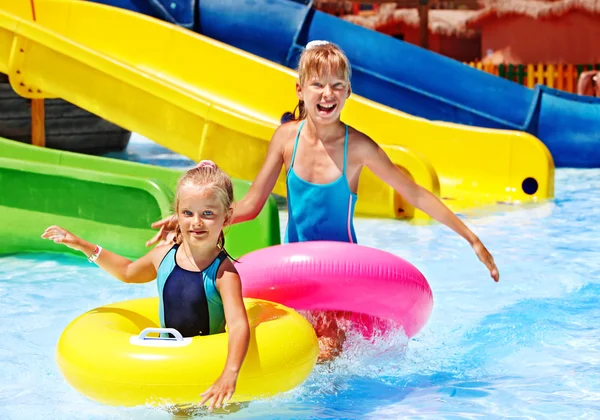 Kind op Wasser Rutsche op aquapark. — Stockfoto