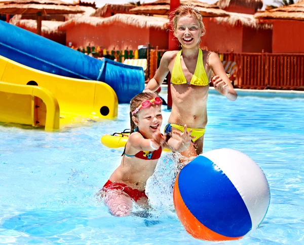 Children swimming in pool. — Stock Photo, Image