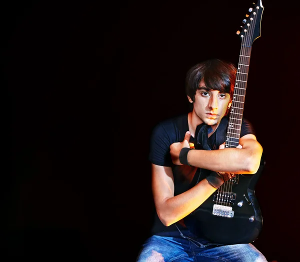 Hombre tocando la guitarra. — Foto de Stock