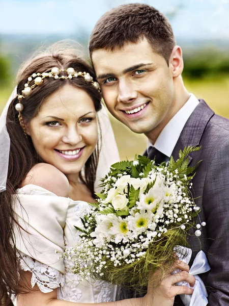 Bruden och brudgummen sommaren utomhus. — Stockfoto
