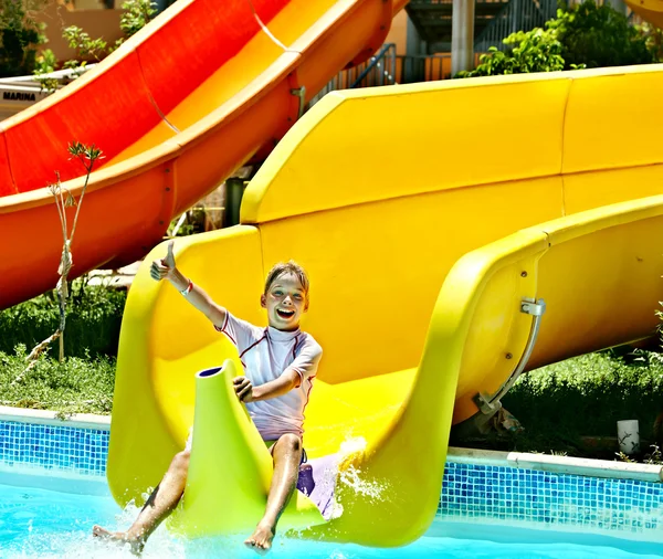 Kind op Wasser Rutsche op aquapark. — Stockfoto