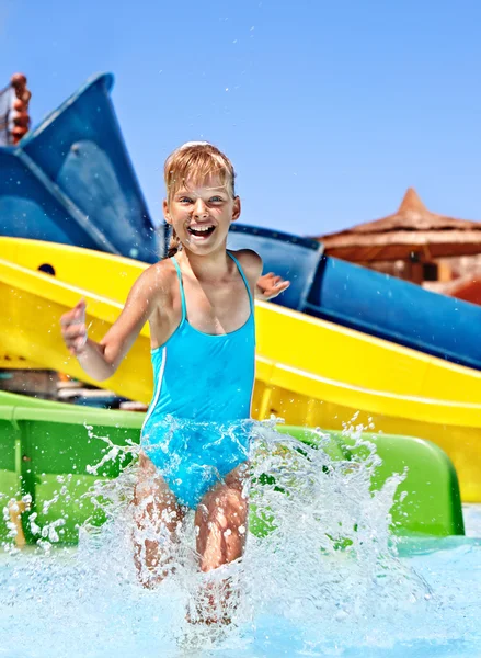 Enfants sur toboggan aquatique à aquapark . — Photo