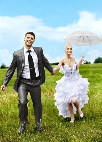 Novia y novio verano al aire libre . — Foto de Stock