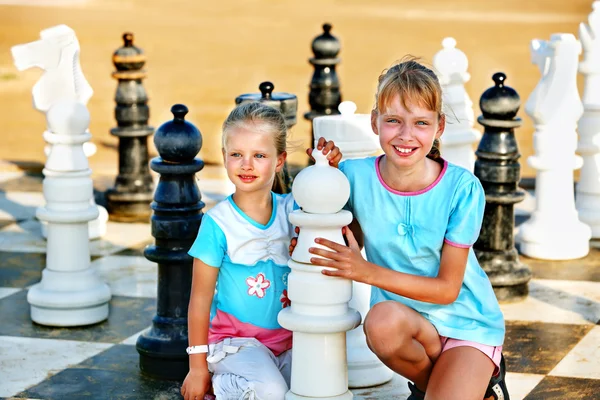Gyerekek sakkozni szabadtéri. — Stock Fotó