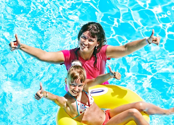 Familj i poolen. — Stockfoto