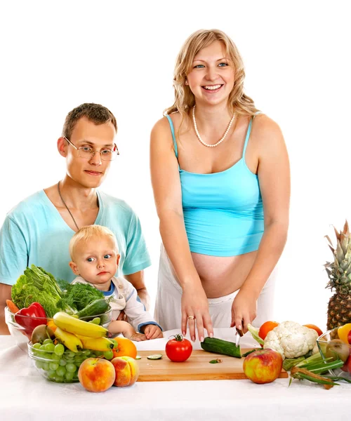 Familie schwangere Frau bereitet Essen zu . — Stockfoto