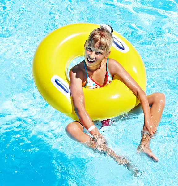 Enfant sur anneau gonflable dans la piscine . — Photo