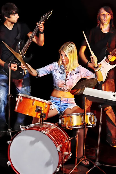 Banda tocando instrumento musical . — Fotografia de Stock