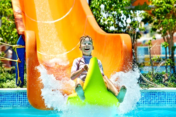 Kind auf Wasserrutsche im Aquapark. — Stockfoto