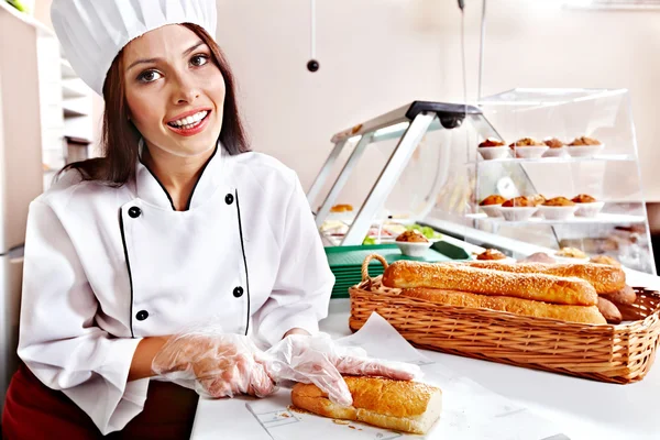 Ženské šéfkuchař hospodářství potravin. — Stock fotografie