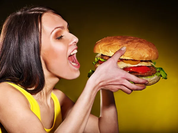 Žena jíst hamburger. — Stock fotografie