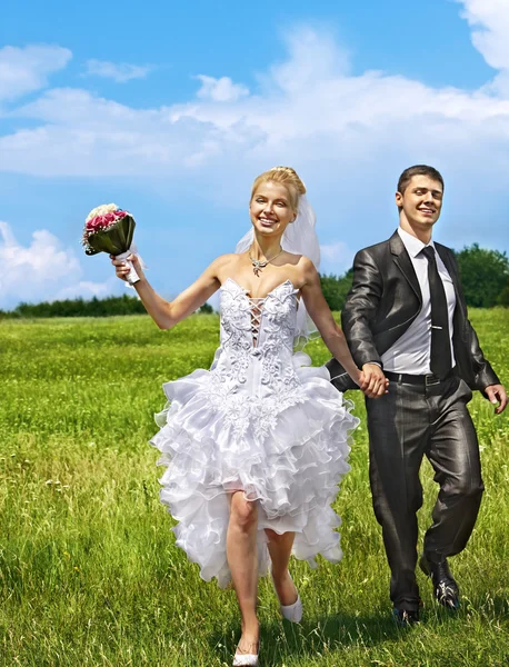 Bride and groom summer outdoor. — Stock Photo, Image