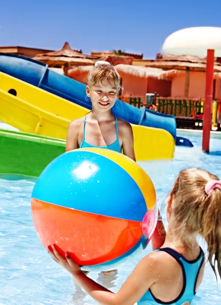 Bambino sullo scivolo d'acqua all'aquapark . — Foto Stock