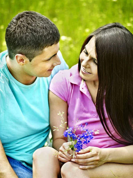 Familie op groen gras. — Stockfoto