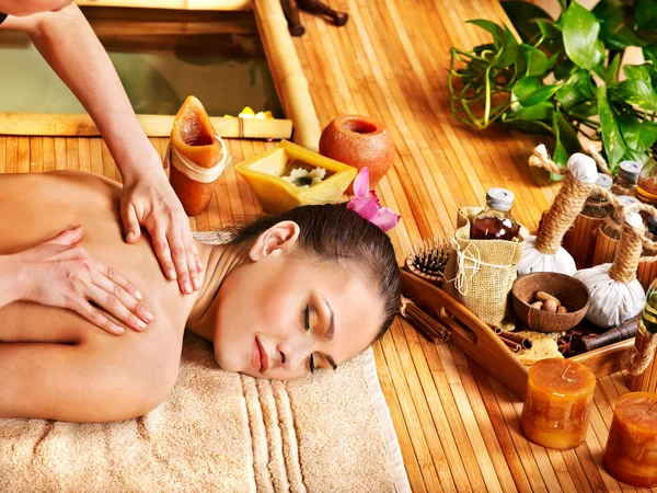 Mulher recebendo massagem no spa de bambu . — Fotografia de Stock