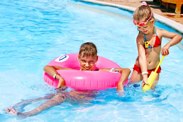 Niños sentados en anillo inflable . — Foto de Stock