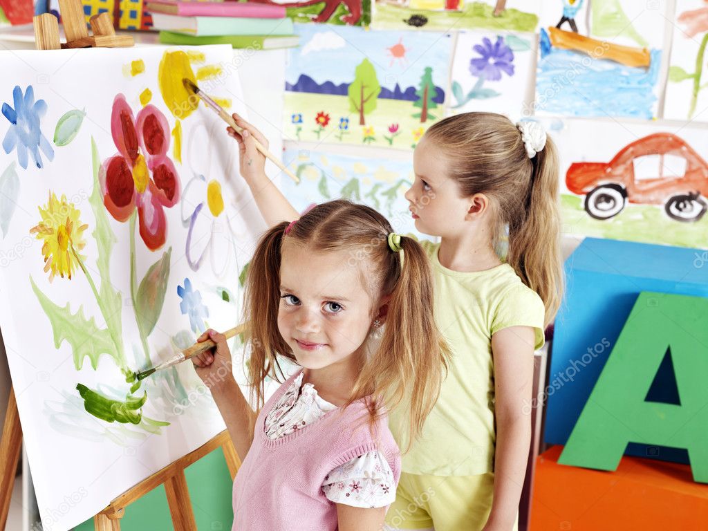 Pintura infantil en el caballete .: fotografía de stock