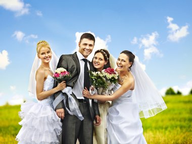 Grup gelin ve damat yaz açık.