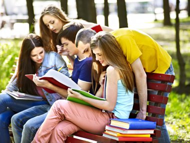 Açık Not Defteri ile grup öğrenci.