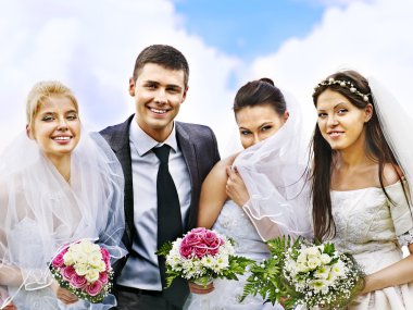 Grup gelin ve damat yaz açık.