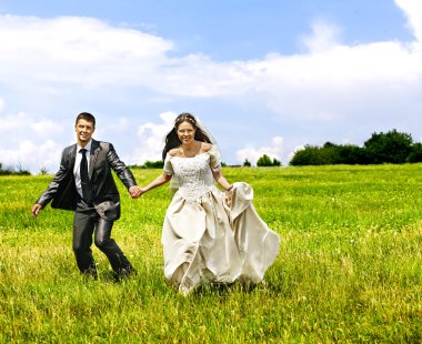 Gelin ve damat yaz açık.