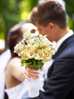 Gelin ve damat çiçek açık veren.