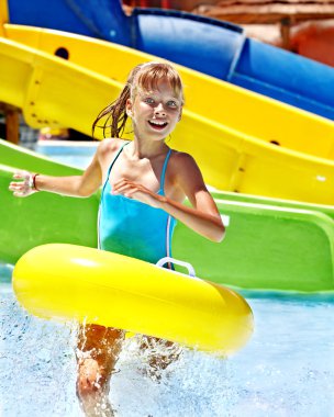 şişme halkada oturan çocuk.