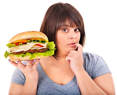 Hamburger yiyen kadın.