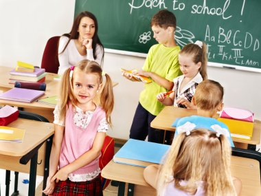 blackboard yakınındaki sınıfta çocuklar.