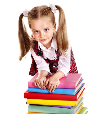 çocuk ile yığın kitap.
