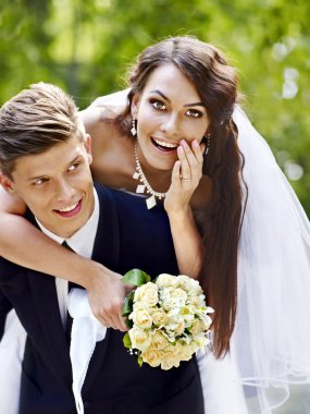 Gelin ve damat ile çiçek açık.