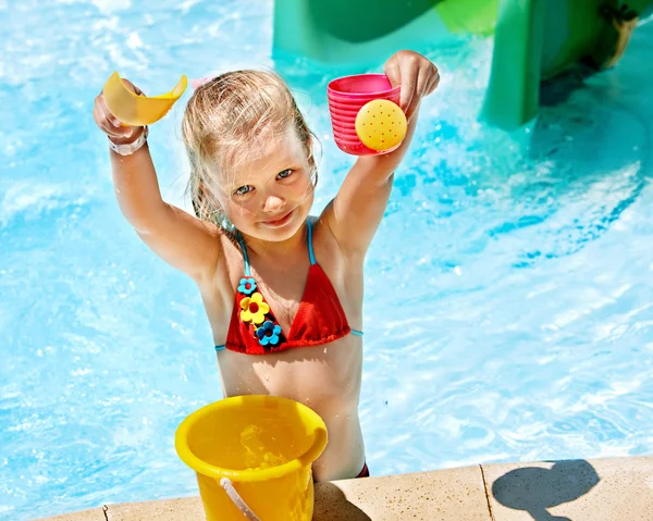 Child with bucket in swimming pool. — Stock Photo, Image