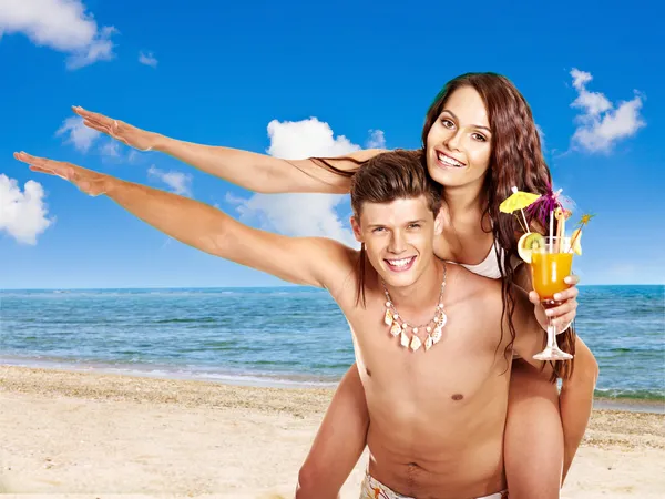 Couple with cocktail at Hawaii wreath beach. — Stock Photo, Image